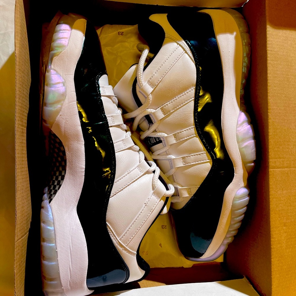 Jordan 11 Retro Low Iridescent - Picture 1 of 8